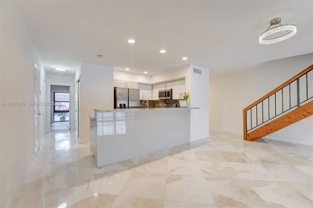 8352 Dundee Ter , Miami Lakes, FL 33016 Photo