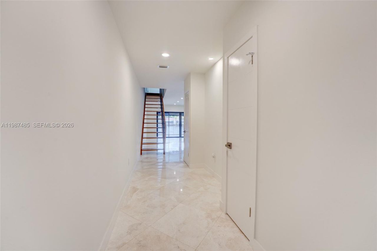 8352 Dundee Ter, Miami Lakes, FL 33016 Photo