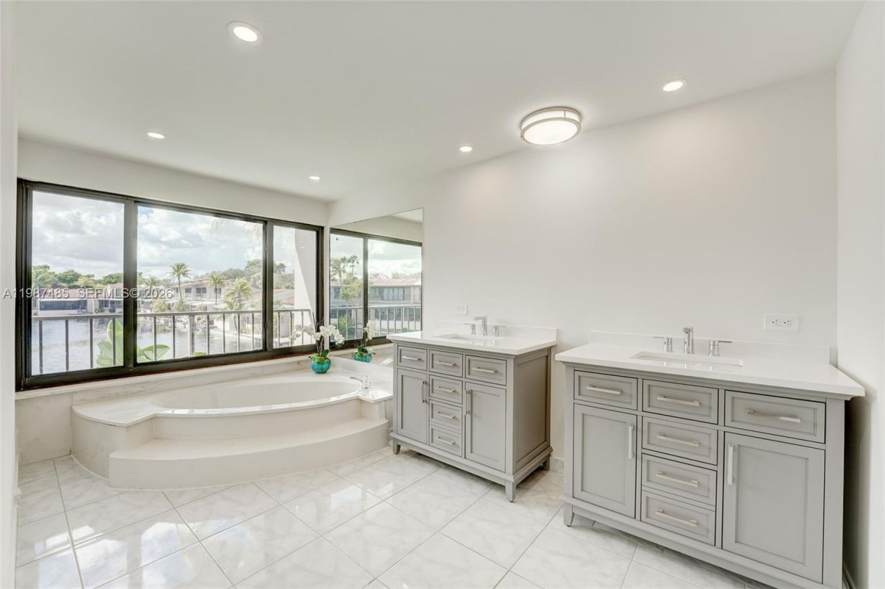 8352 Dundee Ter , Miami Lakes, FL 33016 Photo