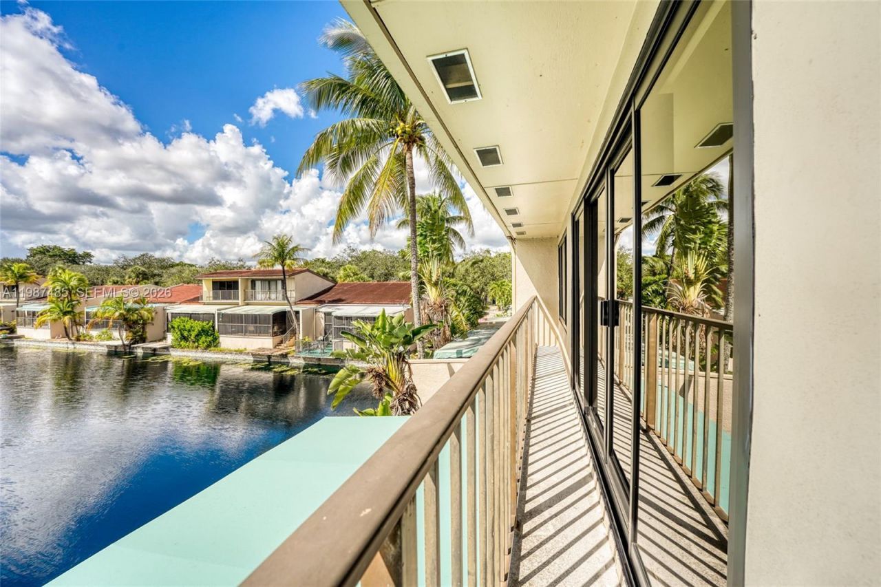 8352 Dundee Ter, Miami Lakes, FL 33016 Photo