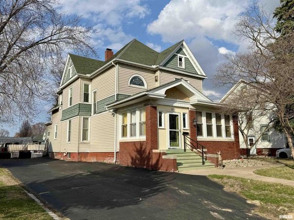 933 W MAIN Street, Galesburg, IL 61401