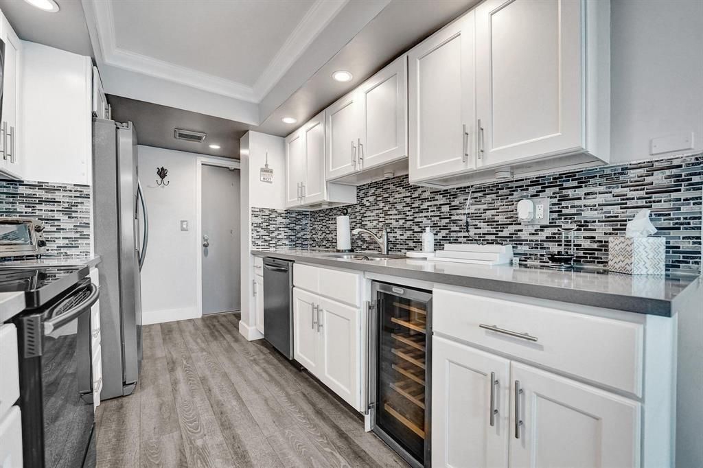 100 Golden Isles Drive, Unit 815, Hallandale Beach, FL 33009 Photo