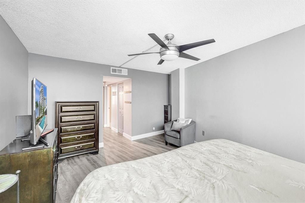 100 Golden Isles Drive, Unit 815, Hallandale Beach, FL 33009 Photo