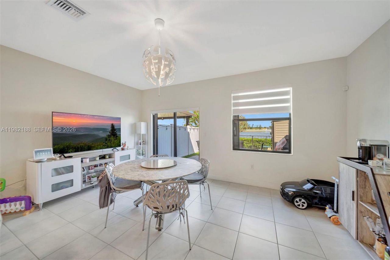 11295 W 34th Way , Hialeah Gardens, FL 33018 Photo