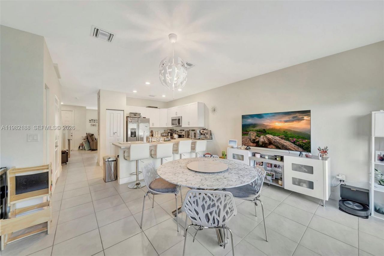 11295 W 34th Way , Hialeah Gardens, FL 33018 Photo