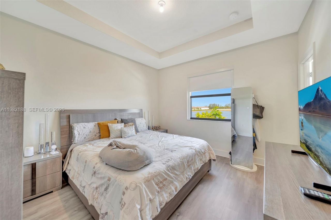 11295 W 34th Way , Hialeah Gardens, FL 33018 Photo