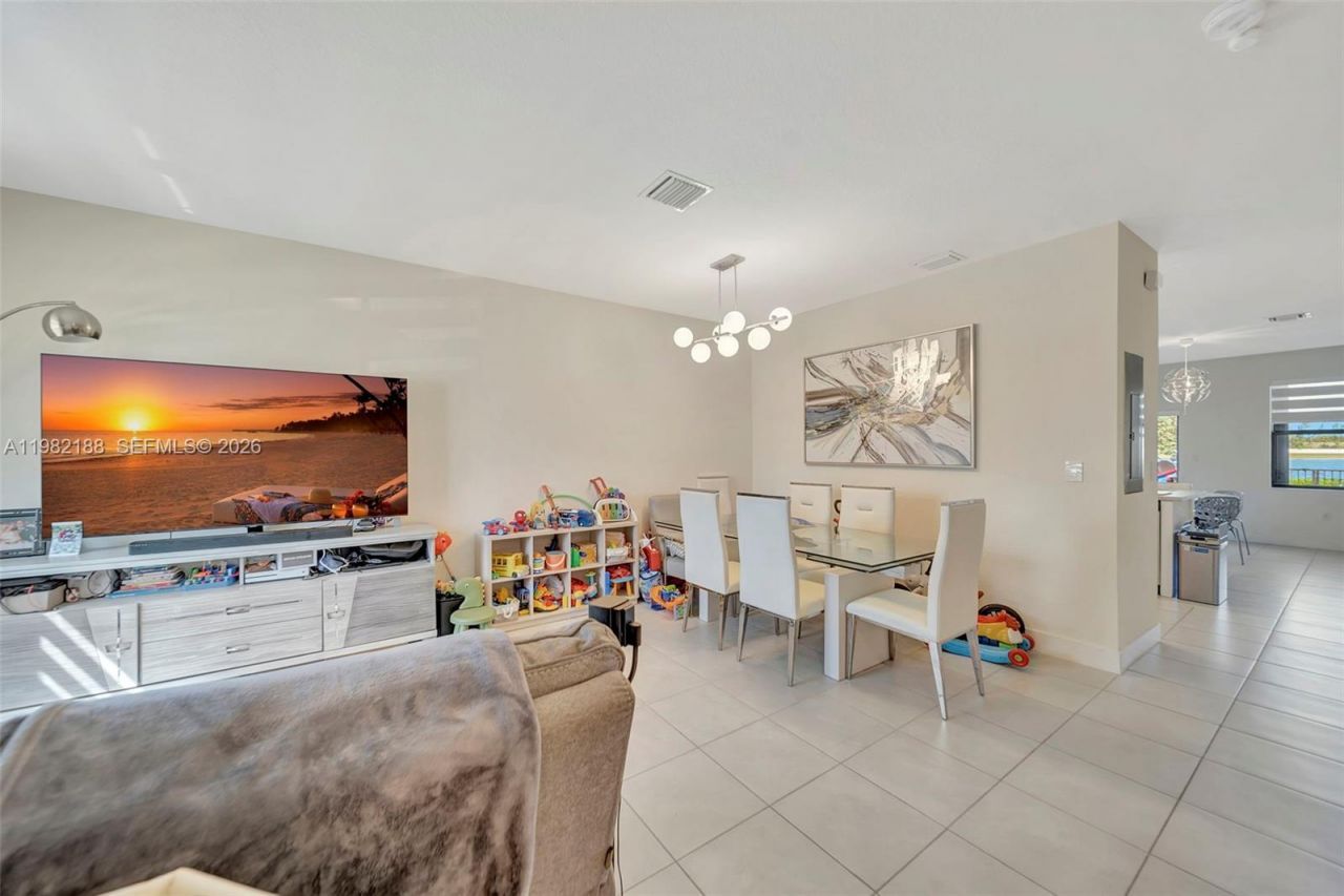 11295 W 34th Way , Hialeah Gardens, FL 33018 Photo