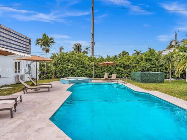 703 NE 7th St , Unit 5, Hallandale Beach, FL 33009