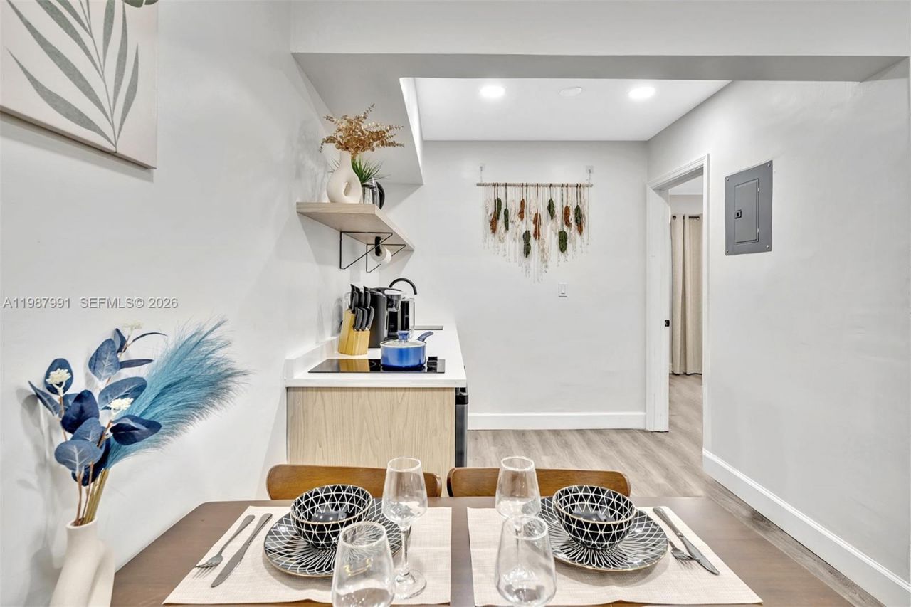 703 NE 7th St , Unit 5, Hallandale Beach, FL 33009 Photo