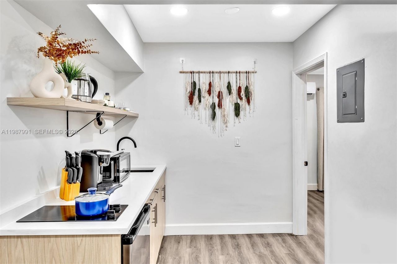 703 NE 7th St , Unit 5, Hallandale Beach, FL 33009 Photo