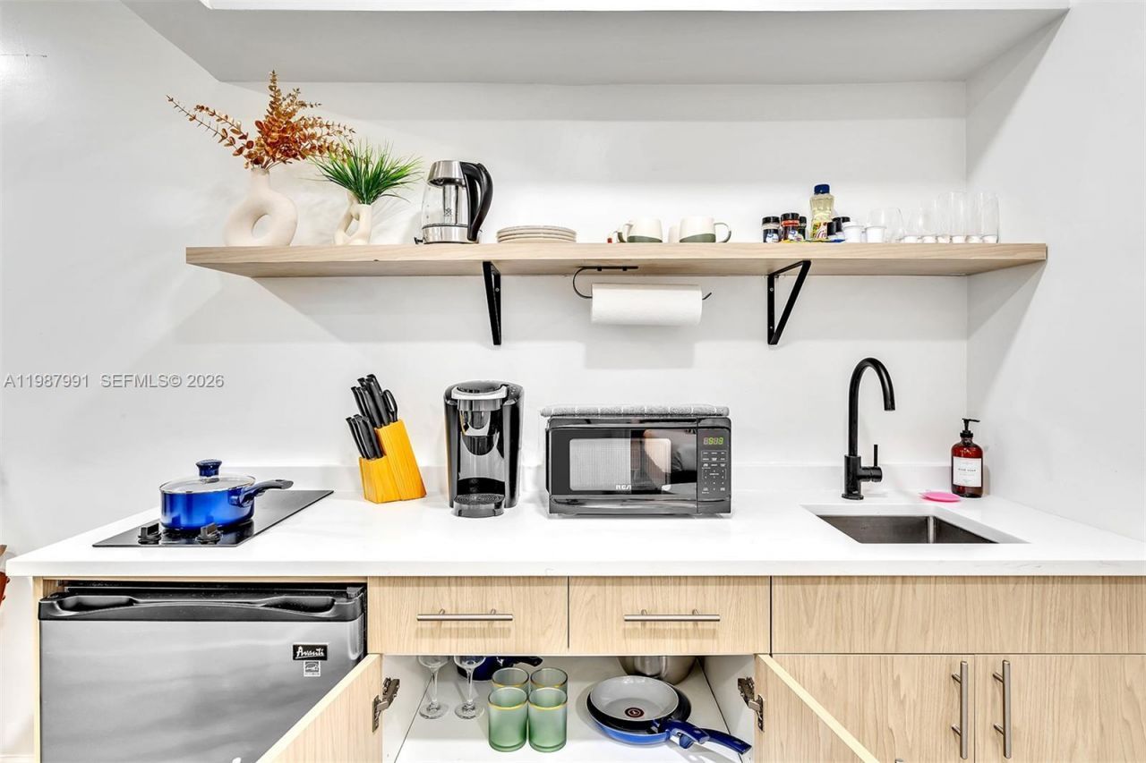 703 NE 7th St , Unit 5, Hallandale Beach, FL 33009 Photo