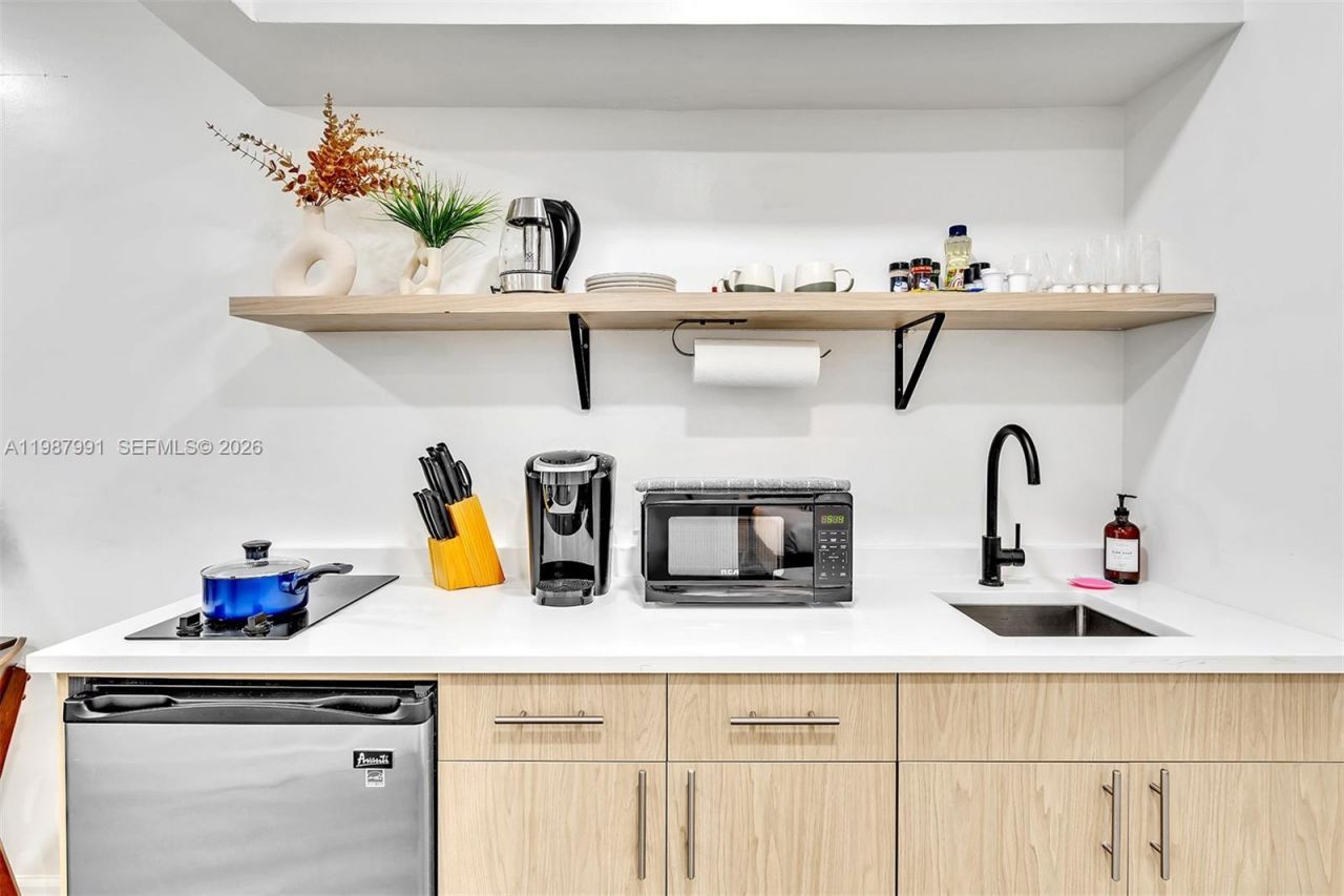 703 NE 7th St , Unit 5, Hallandale Beach, FL 33009 Photo