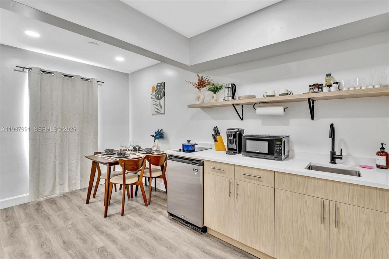 703 NE 7th St , Unit 5, Hallandale Beach, FL 33009 Photo