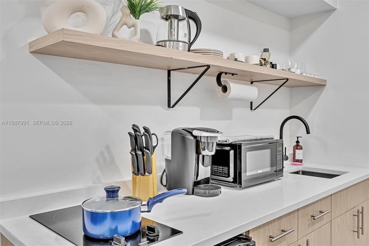 703 NE 7th St , Unit 5, Hallandale Beach, FL 33009 Photo