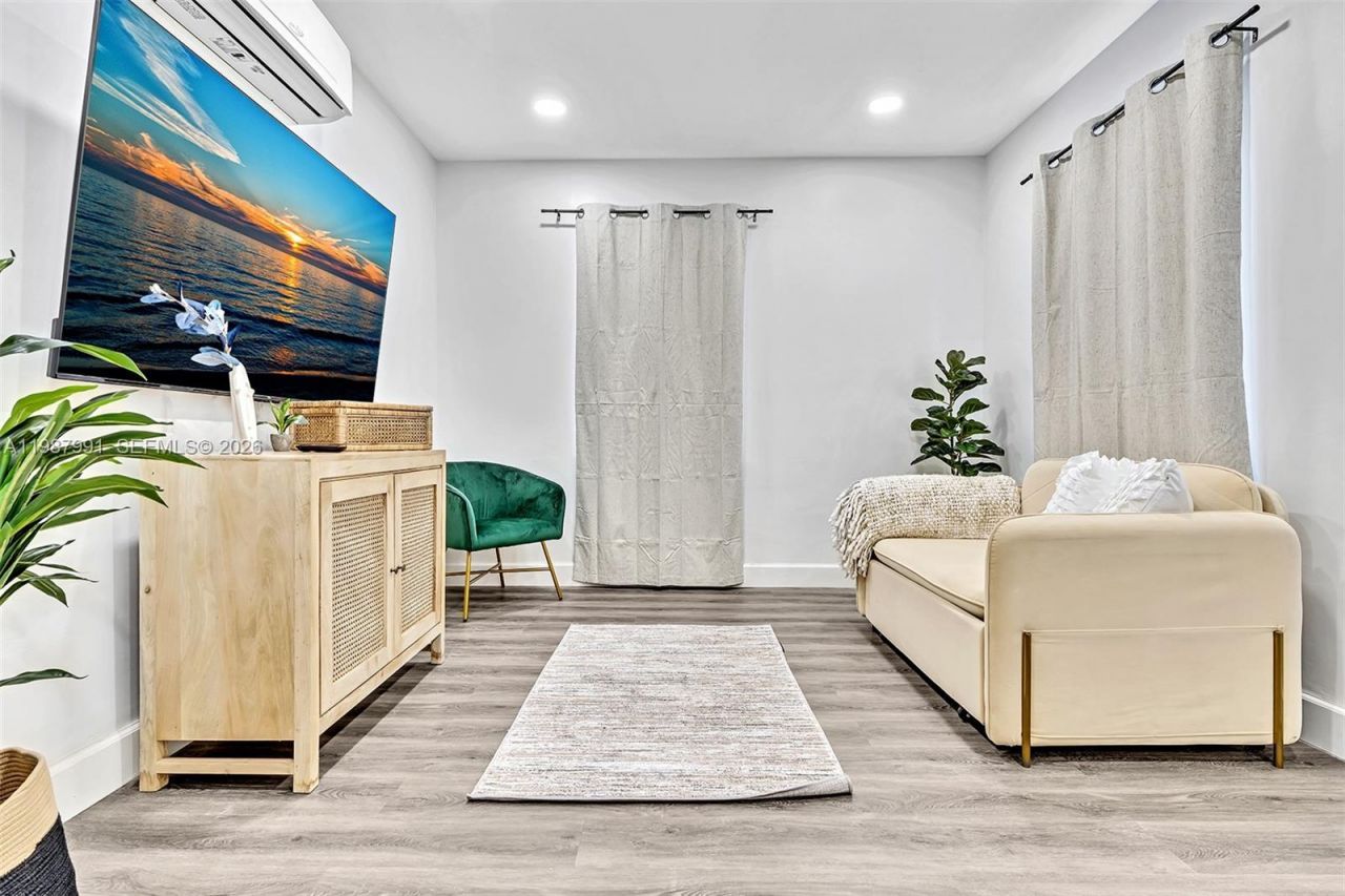 703 NE 7th St , Unit 5, Hallandale Beach, FL 33009 Photo