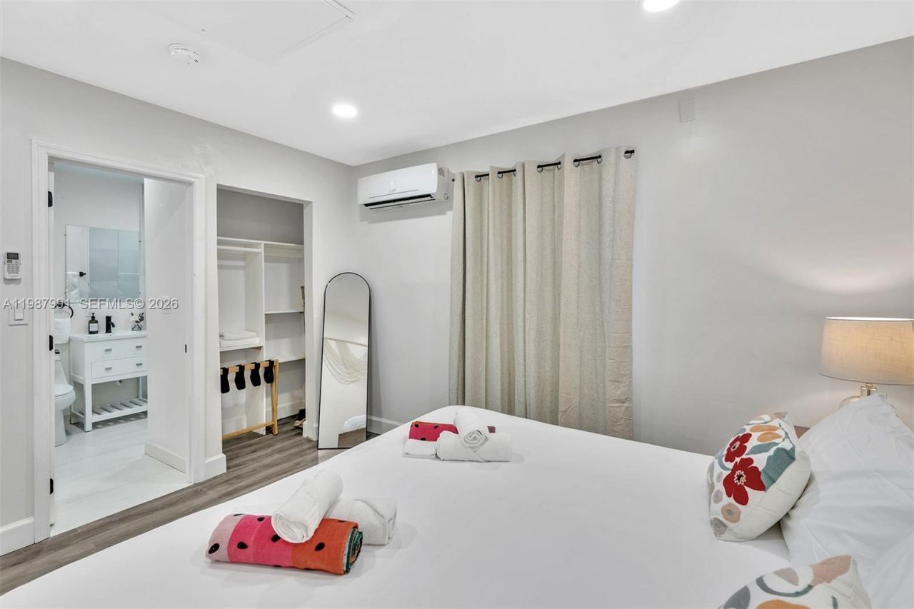 703 NE 7th St , Unit 5, Hallandale Beach, FL 33009 Photo