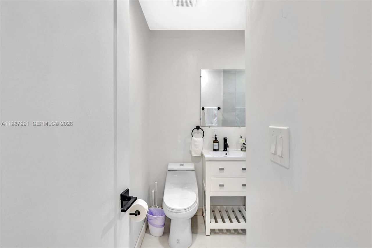 703 NE 7th St , Unit 5, Hallandale Beach, FL 33009 Photo