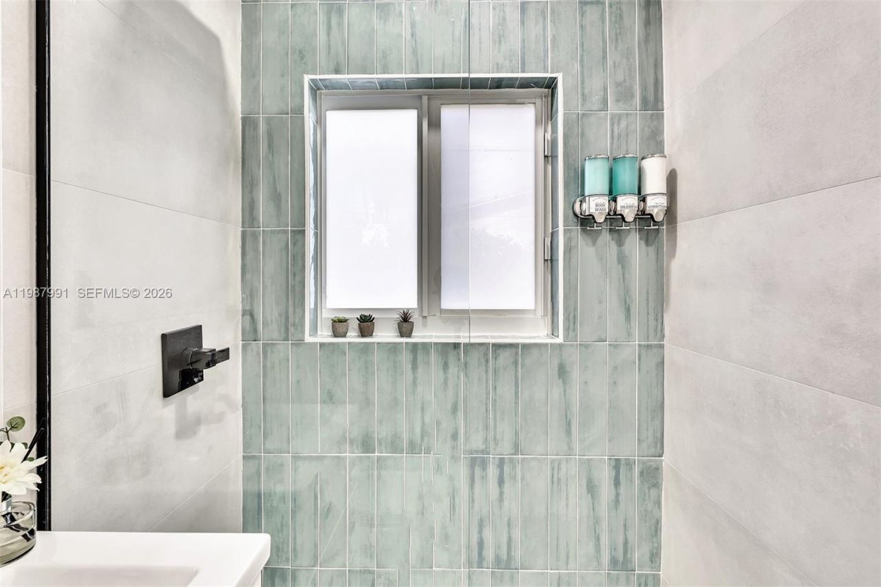 703 NE 7th St , Unit 5, Hallandale Beach, FL 33009 Photo