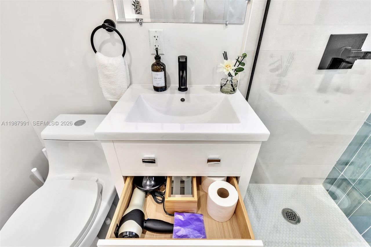 703 NE 7th St , Unit 5, Hallandale Beach, FL 33009 Photo