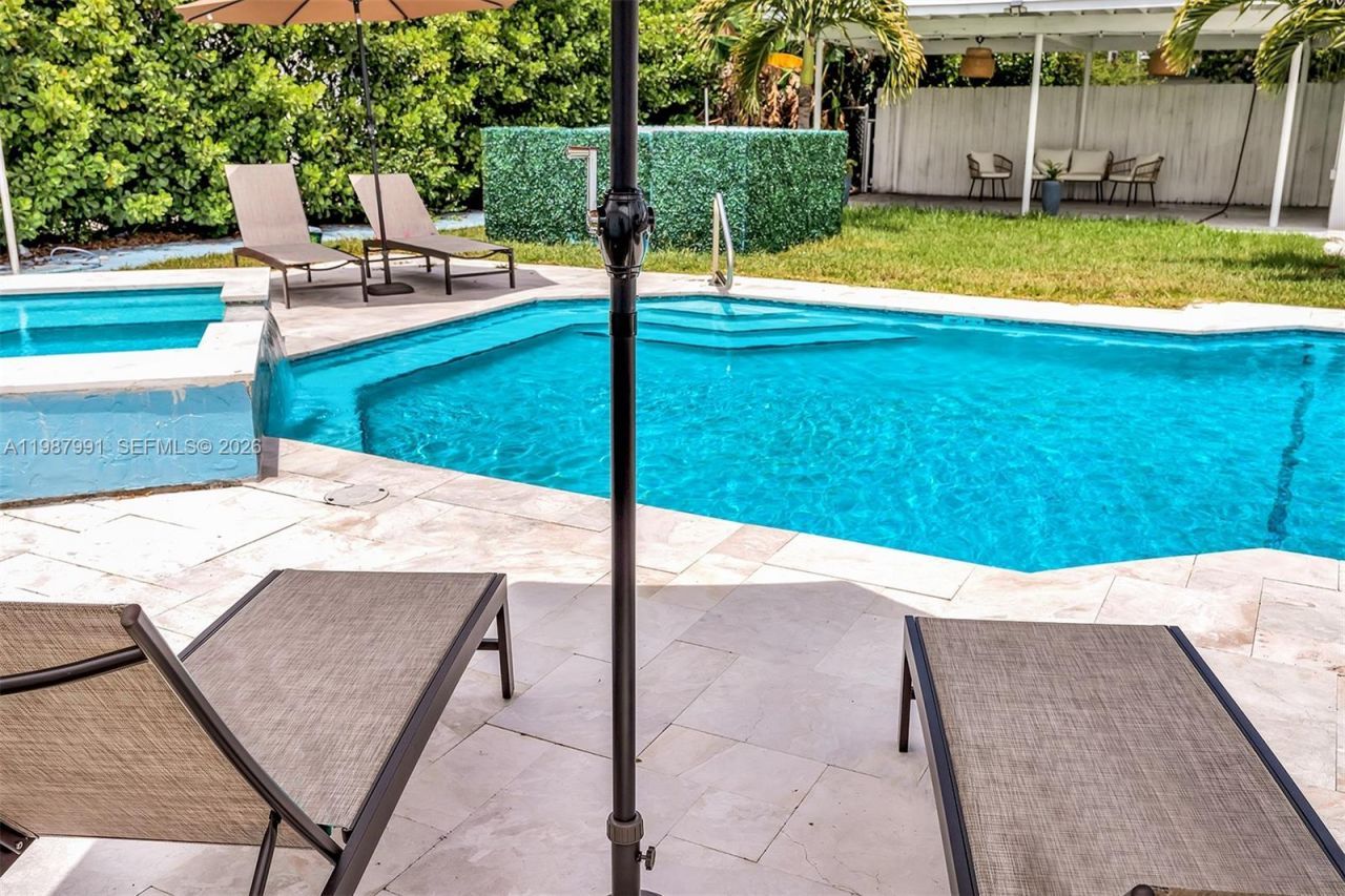 703 NE 7th St , Unit 5, Hallandale Beach, FL 33009 Photo