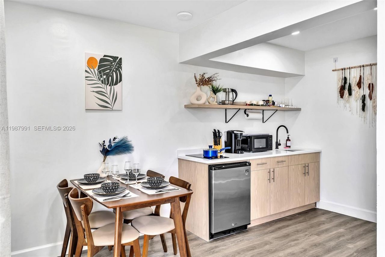 703 NE 7th St , Unit 5, Hallandale Beach, FL 33009 Photo