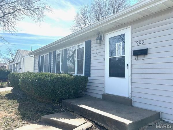 900 La Crosse Drive , Florissant, MO 63031
