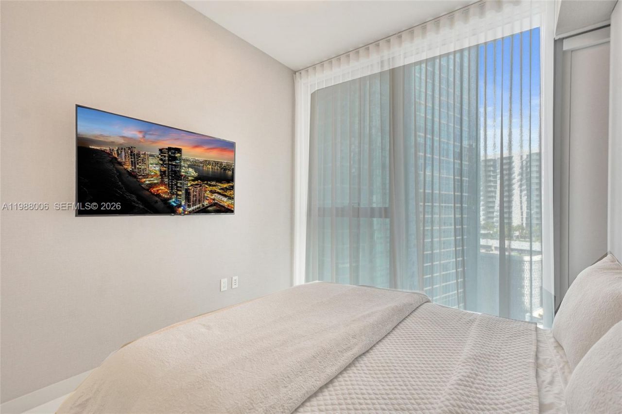 300 Biscayne Boulevard Way, Unit 1808W, Miami, FL 33131 Photo