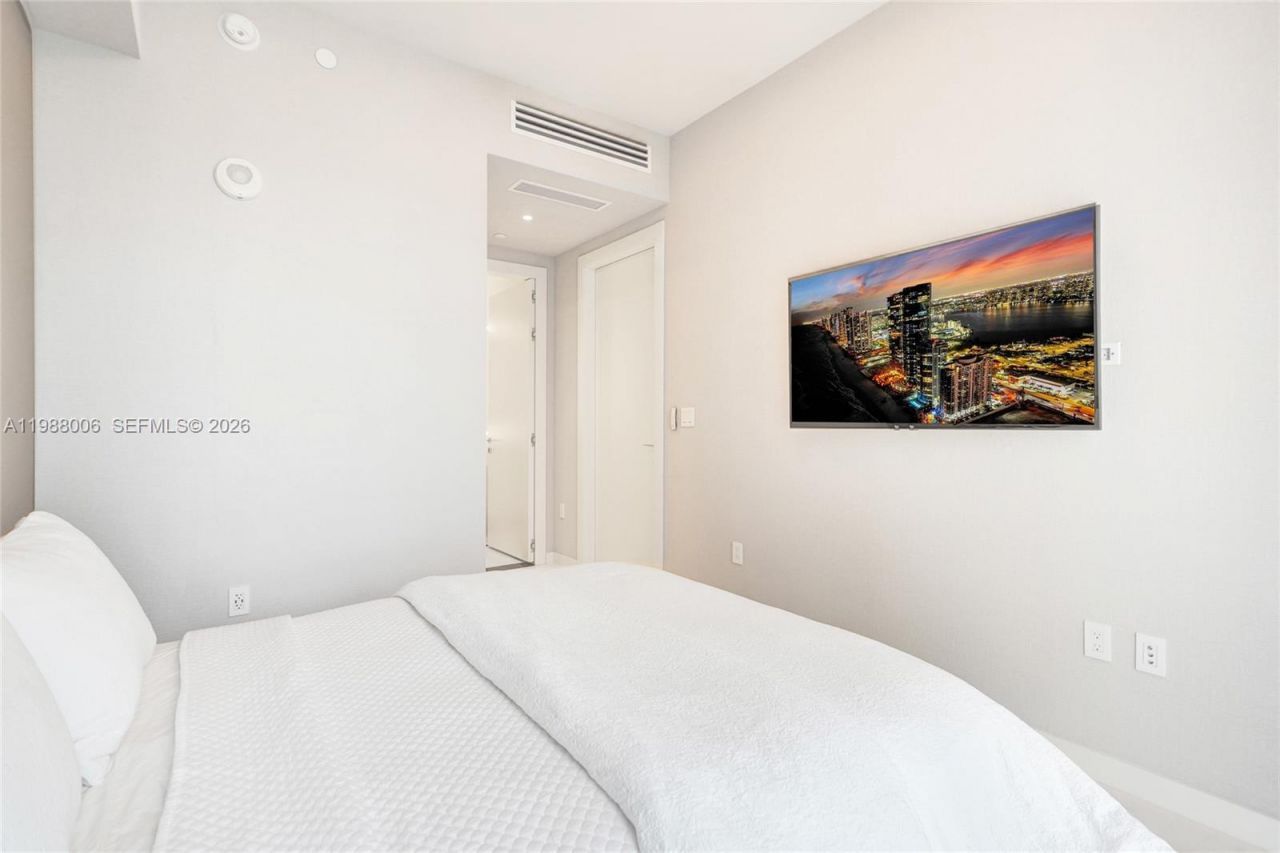 300 Biscayne Boulevard Way, Unit 1808W, Miami, FL 33131 Photo