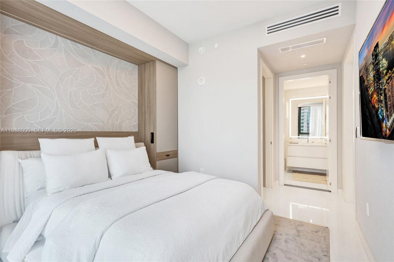 300 Biscayne Boulevard Way, Unit 1808W, Miami, FL 33131 Photo