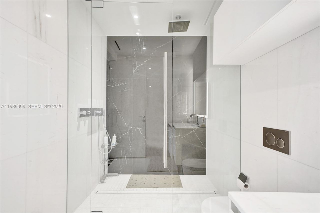 300 Biscayne Boulevard Way, Unit 1808W, Miami, FL 33131 Photo