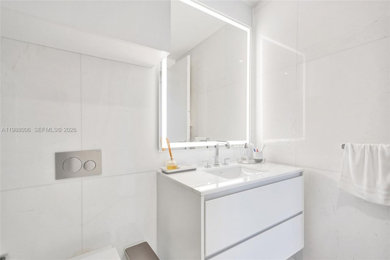 300 Biscayne Boulevard Way, Unit 1808W, Miami, FL 33131 Photo