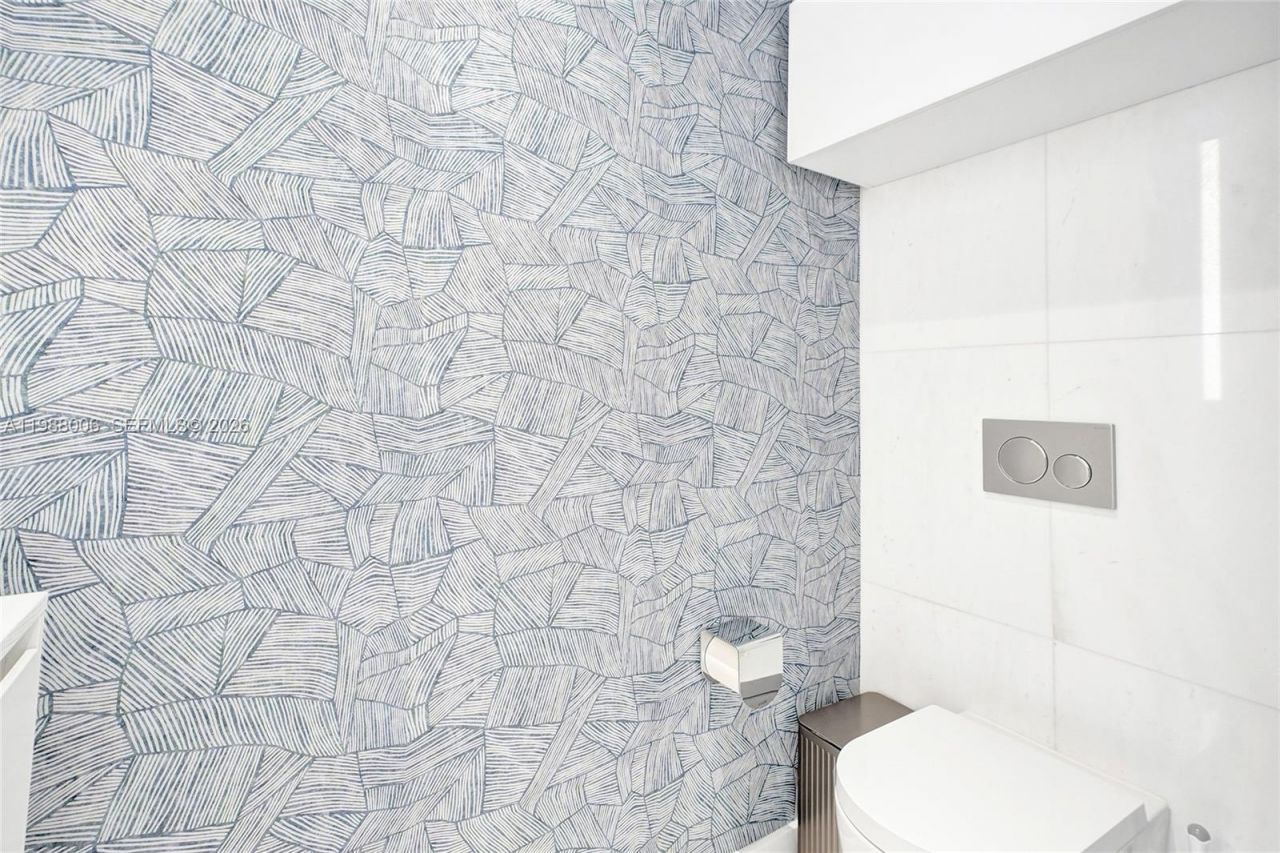 300 Biscayne Boulevard Way, Unit 1808W, Miami, FL 33131 Photo