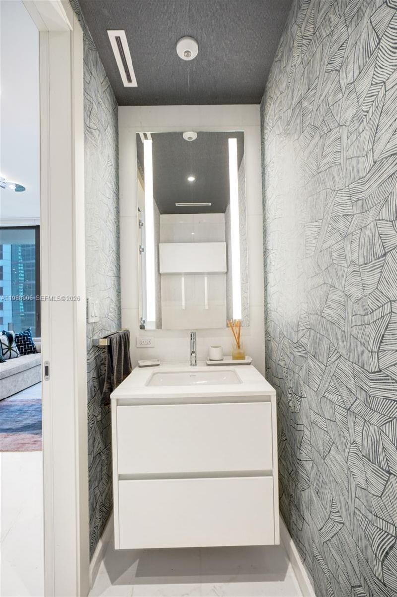 300 Biscayne Boulevard Way, Unit 1808W, Miami, FL 33131 Photo