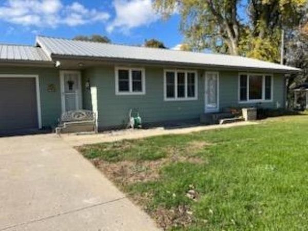 3805 County Road W40 , Decorah, IA 52101