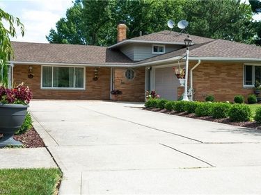 1139 N Skyline Drive, Seven Hills, OH 44131