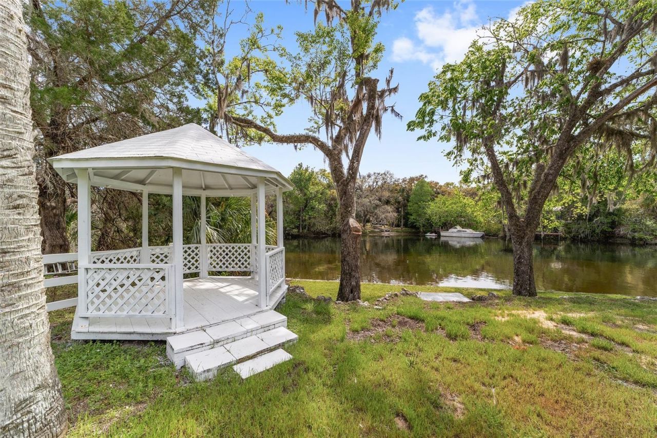 34 Garden Mall Court, Inglis, FL 34449 Photo