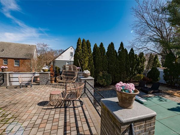 28 Clifford Court, Malverne, NY 11565