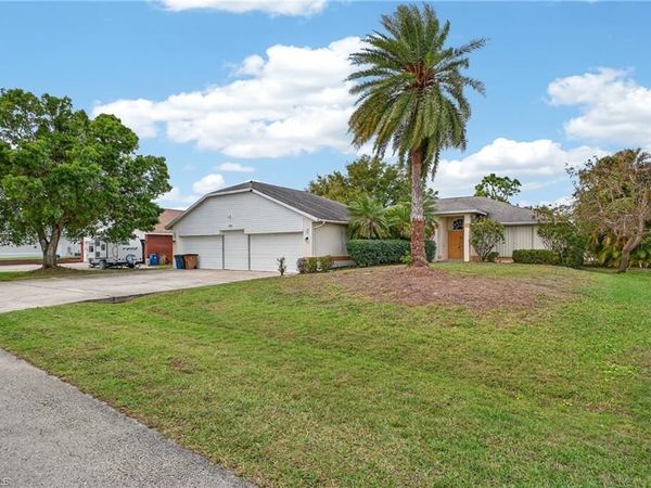 6890 Circle DR, FORT MYERS, FL 33905