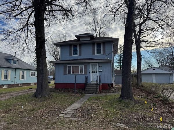 709 Mayo Street , Carlinville, IL 62626