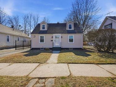 126 Windemere St, Springfield, MA 01104