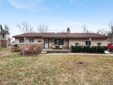 2065 Ridgemont Street, Commerce Twp, MI 48382