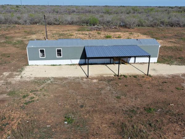 2811 COUNTY ROAD 467, Devine, TX 78016