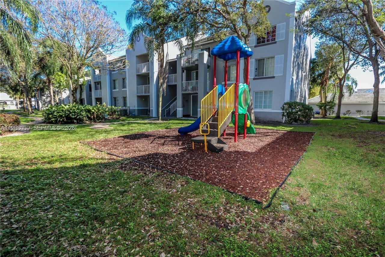 11133 SW 8th St, Unit 102, Pembroke Pines, FL 33025 Photo