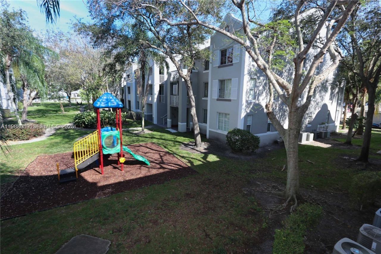11133 SW 8th St, Unit 102, Pembroke Pines, FL 33025 Photo