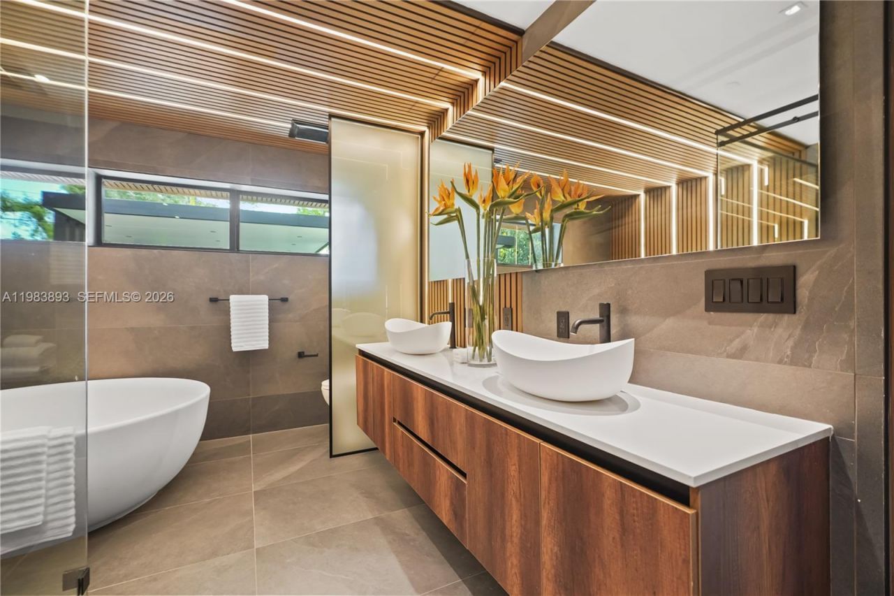 20020 NE 21st Ct , Miami, FL 33179 Photo