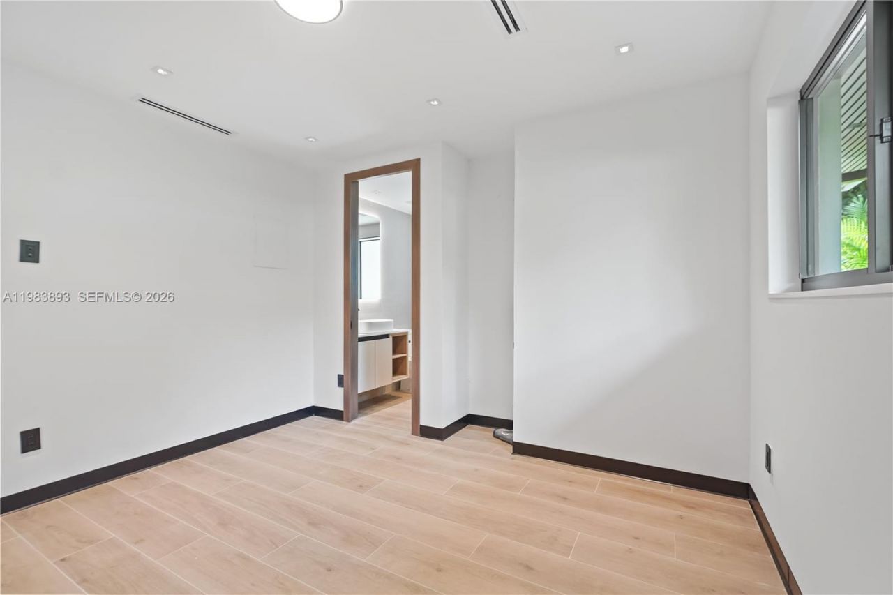 20020 NE 21st Ct , Miami, FL 33179 Photo