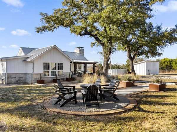 810-2 Kothmann RD , Dripping Springs, TX 78620