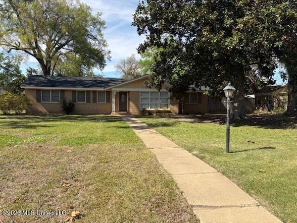 415 E Jeff Davis Avenue, Greenwood, MS 38930