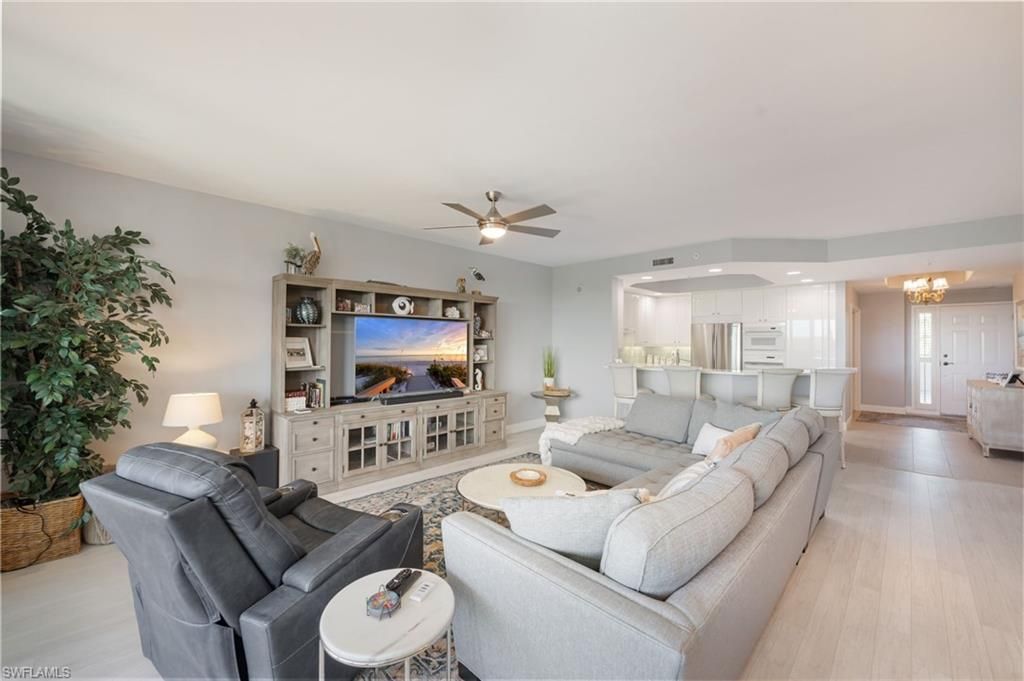 425 Cove Tower Dr, Unit 502, Naples, FL 34110 Photo