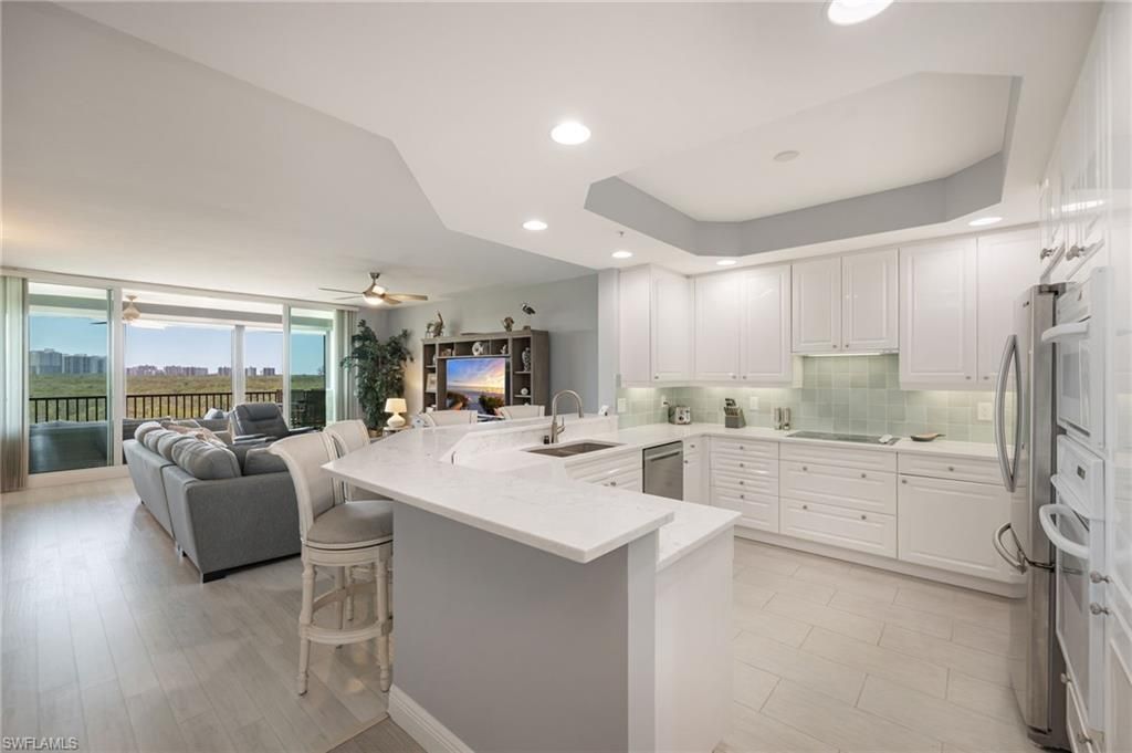 425 Cove Tower Dr, Unit 502, Naples, FL 34110 Photo